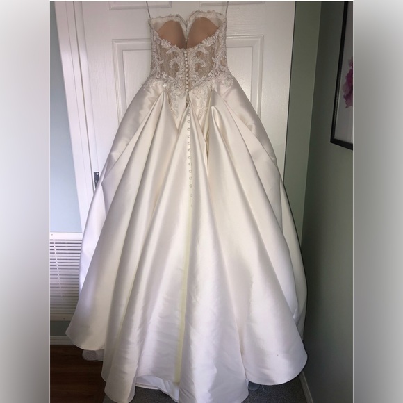 Essence of Australia - Wedding Gown - Picture 3 of 8